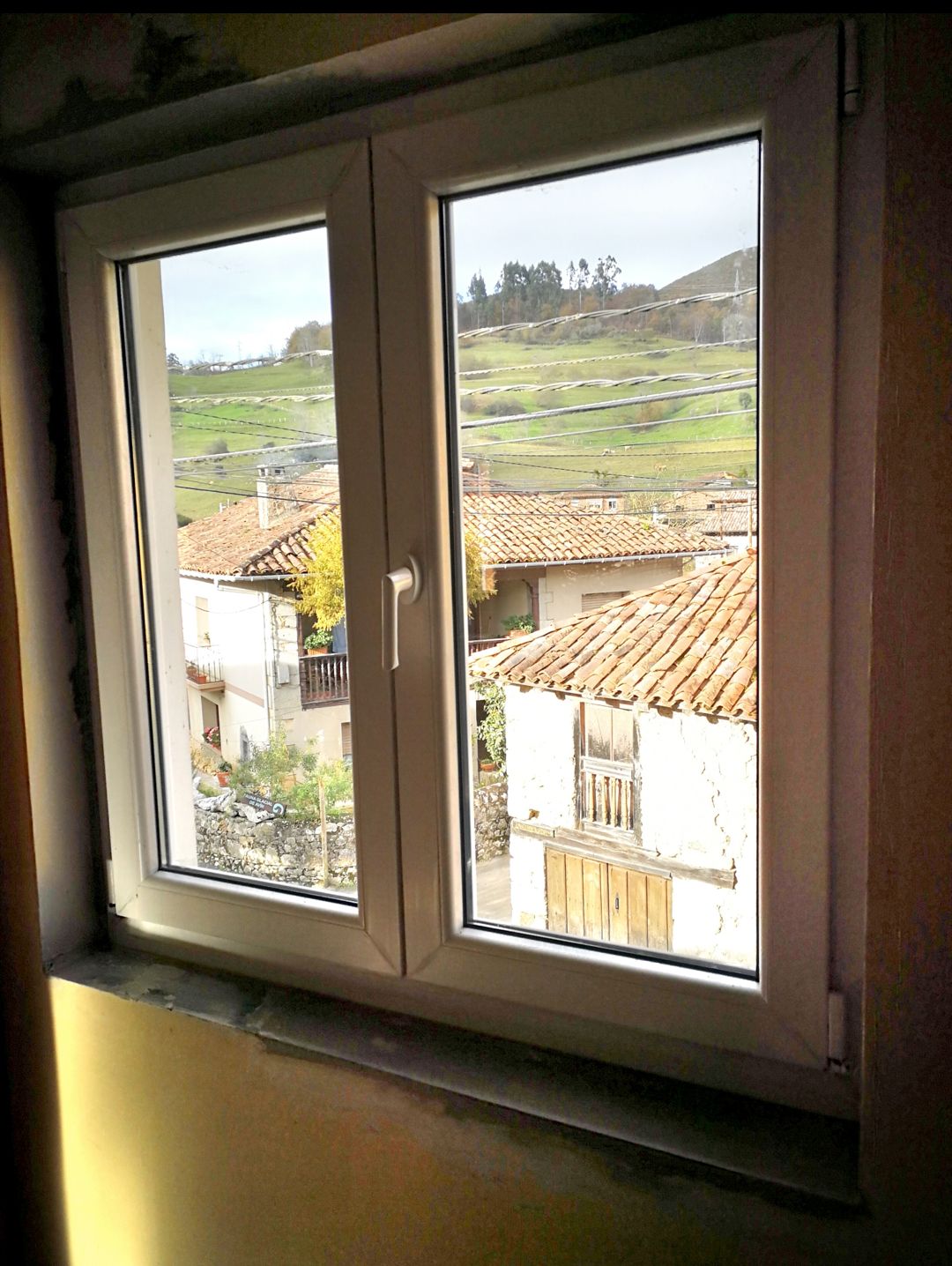 Una de las ventanas de doble cristal y puente térmico instalada en la vivienda social de Avín.