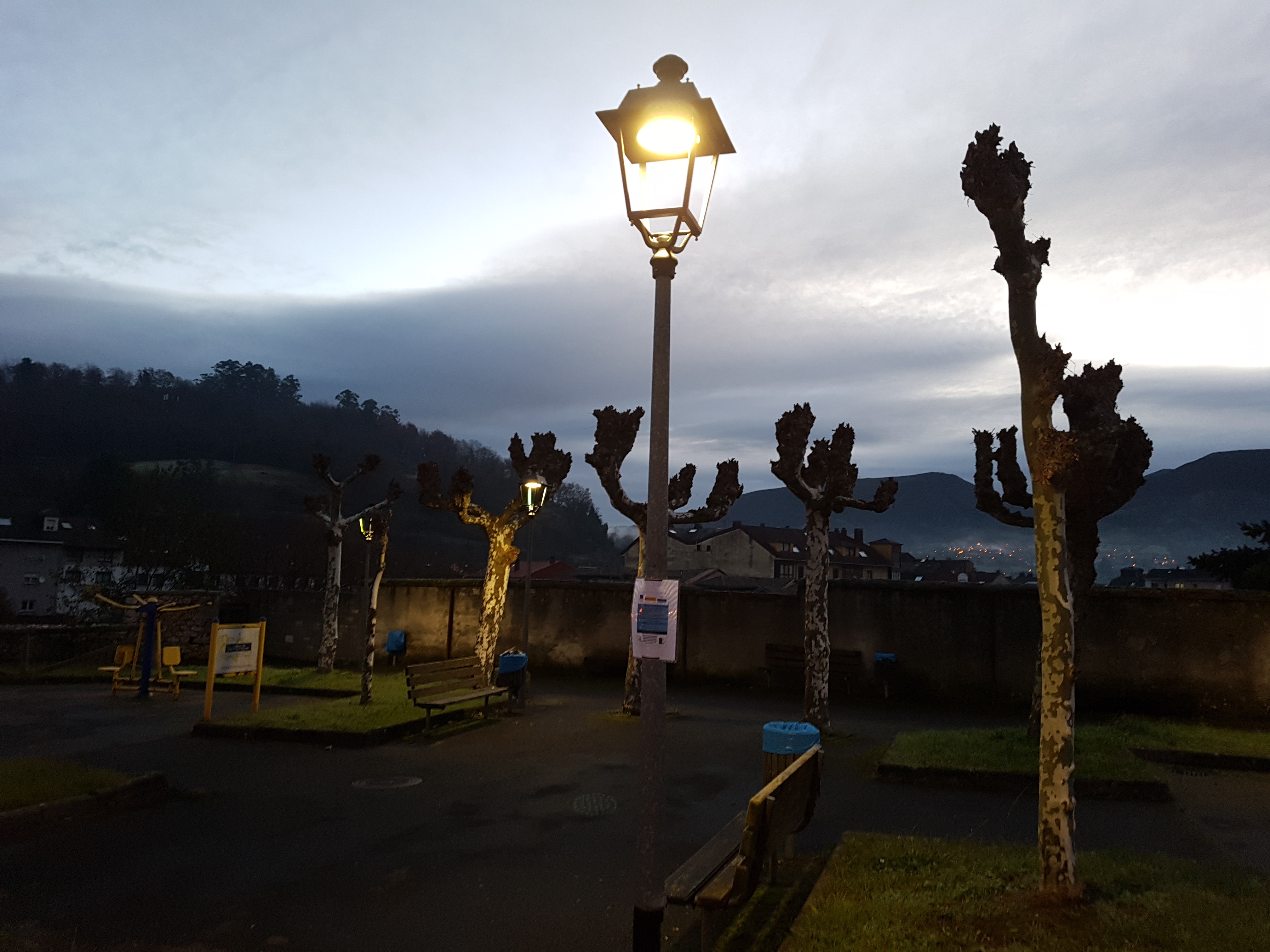 Farolas con tecnología LED instaladas en el parque del barrio de La Benéfica.