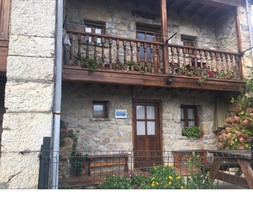 Fachada de la casa de aldea en Taranes.