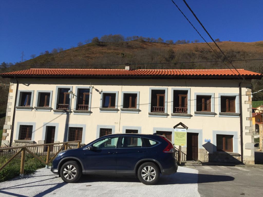 Fachada de las antiguas escuelas de Amieva.