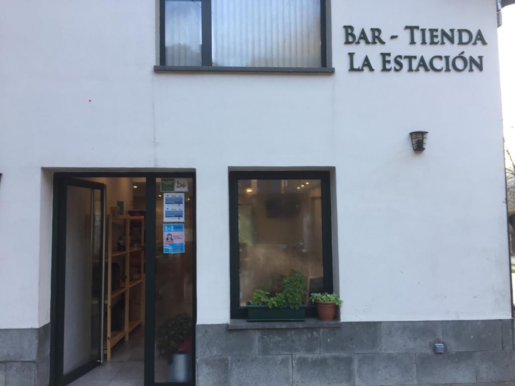 Exterior del bar tienda.