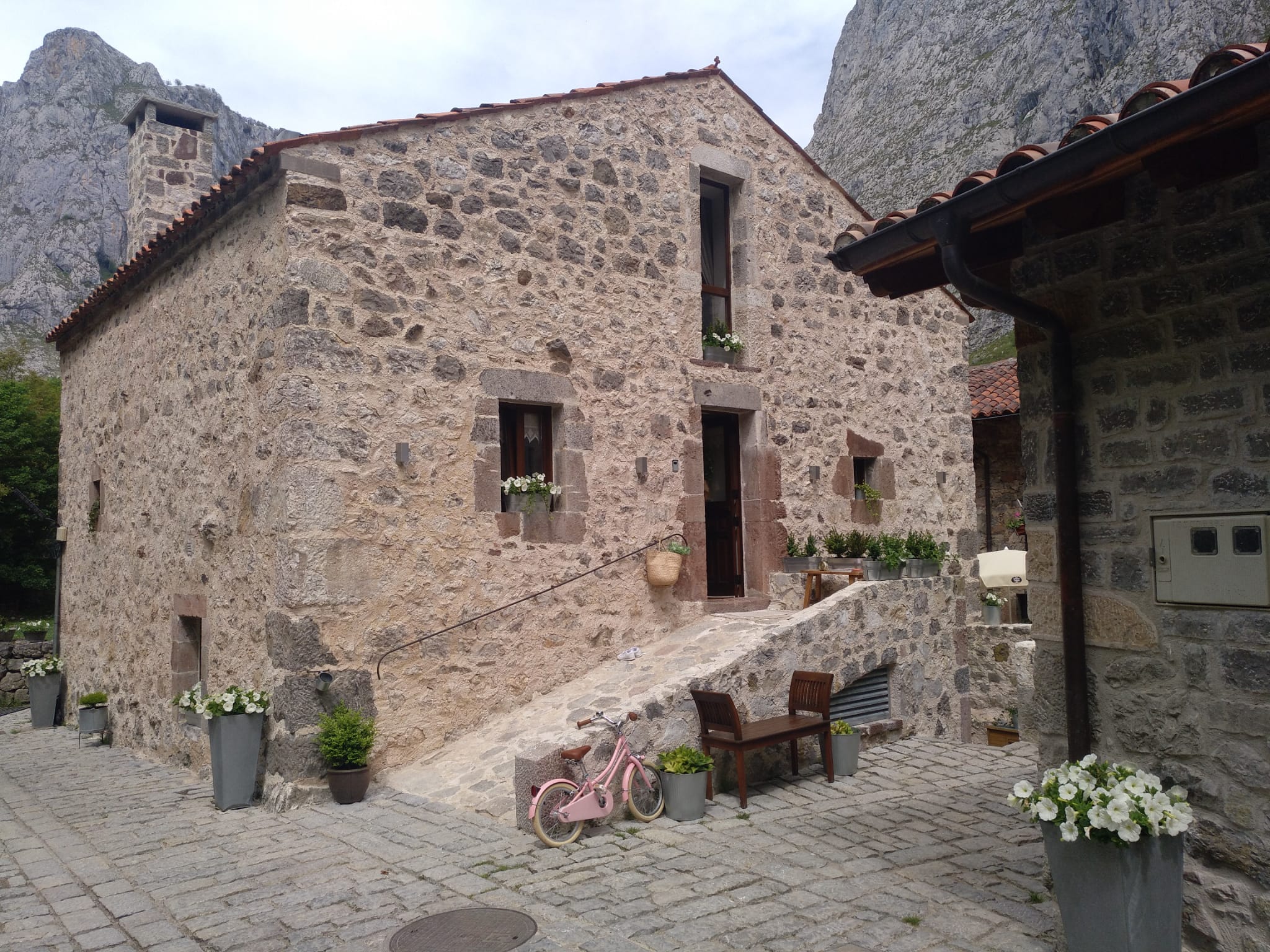 Exterior de los dos apartamentos en Bulnes.