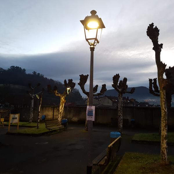 Farolas con tecnología LED instaladas en el parque del barrio de La Benéfica.