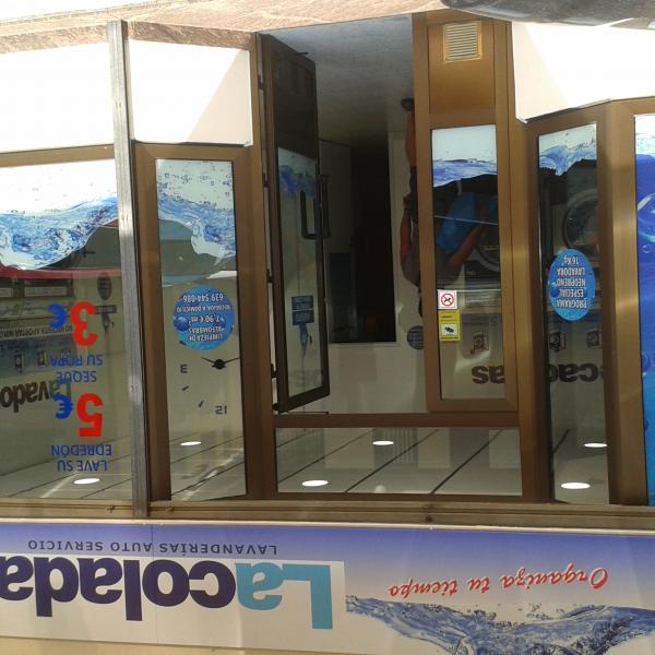 Fachada de la lavandería autoservicio en Posada de Llanes.