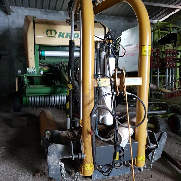 Tractor con el tren de siembra.