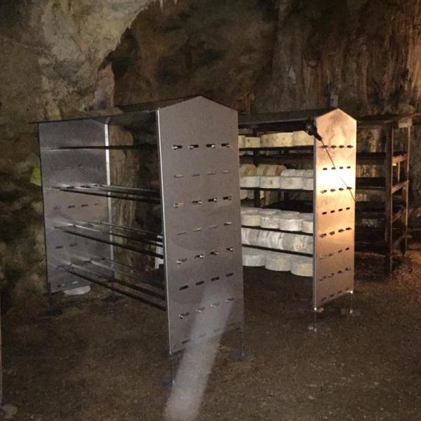 Nuevas estanterías de acero inoxidable para la maduración de los quesos en la cueva.