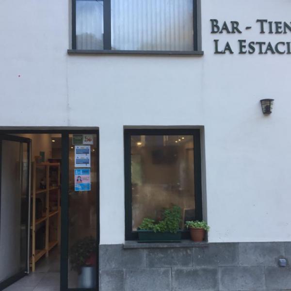 Exterior del bar tienda.