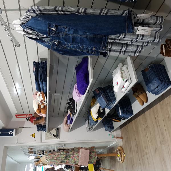 Algunas de ls prendas de ropa que se pueden encontrar en la nueva tienda.