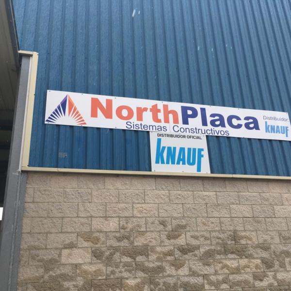 Entrada de la nueva empresa de materiales de construcción en seco.